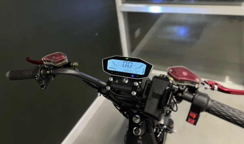 Электроскутер WHITE SIBERIA PRO 2WD 4000w черный с красной полосой